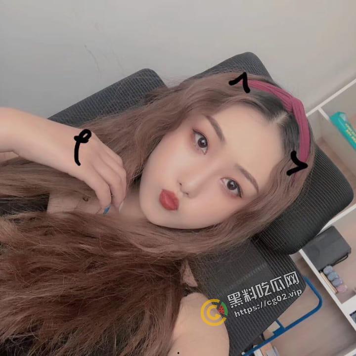 又是谁家的反差婊 饭局上当着朋友面 吃饭就干起来了？-1