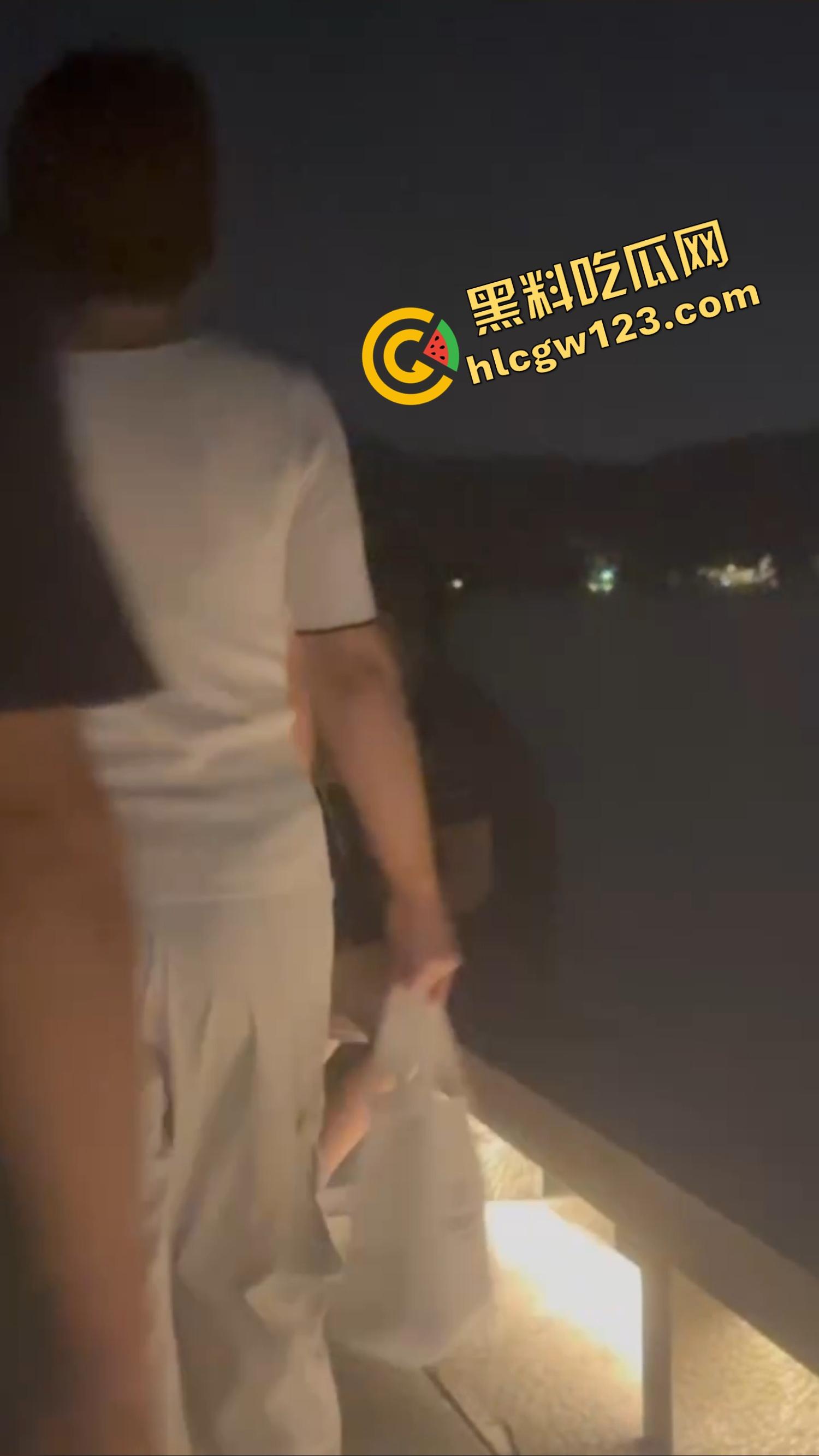 520武汉江边吊带一解开就吸奶，骚女当众喂奶开品，全程不遮羞，坐着就能当场操！-2