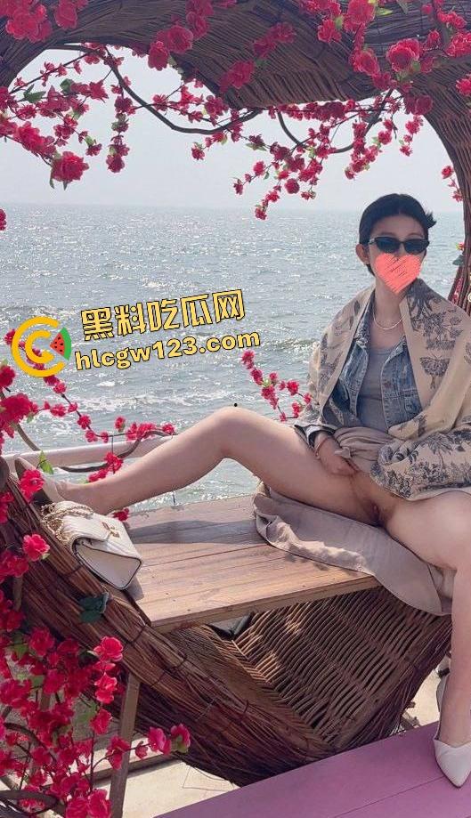 推特【爱妻yy】逼毛浓如熊毛，老公踩头舔脚，试衣间游乐场大胆露B险些被小孩看到！-4