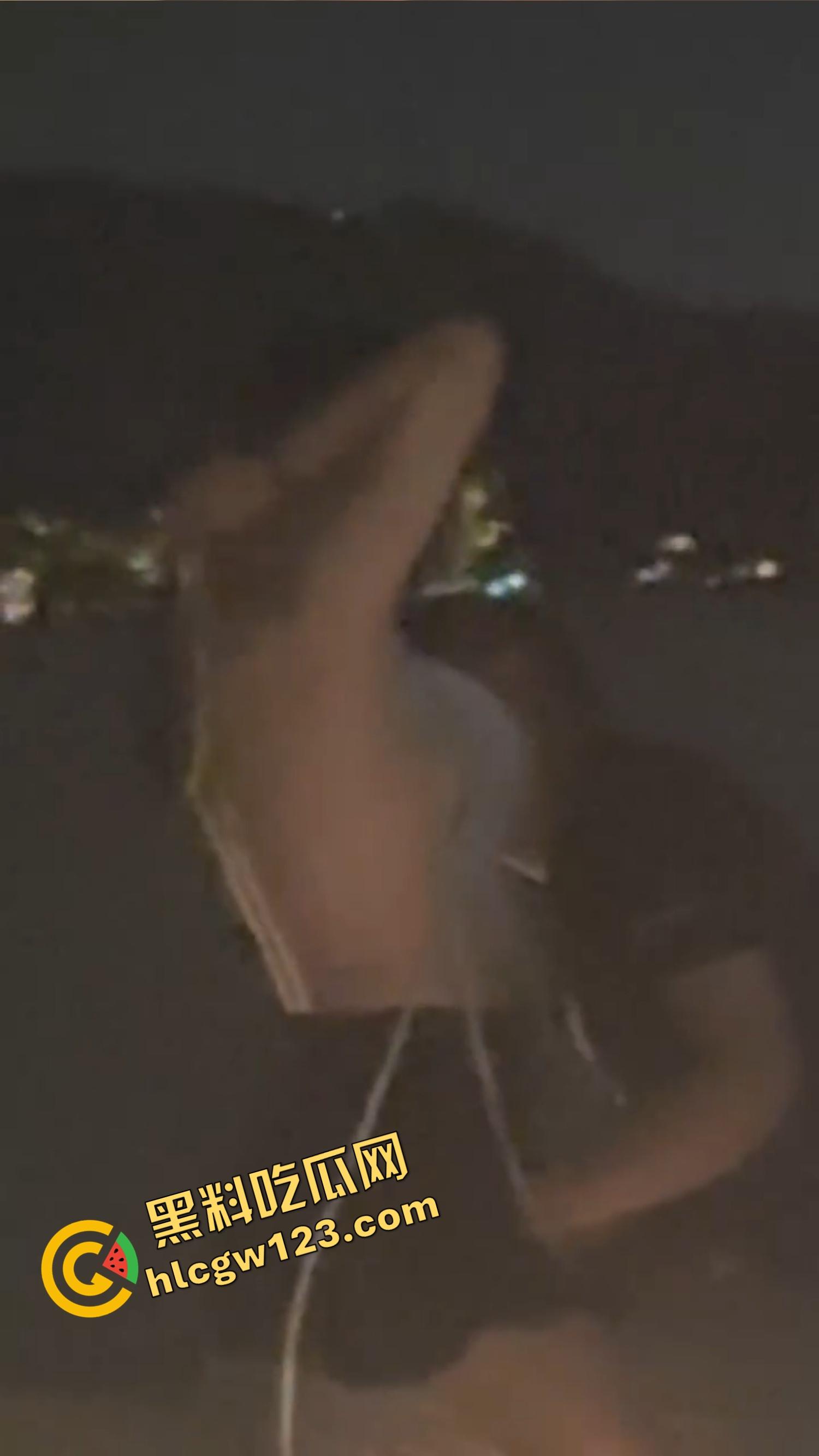 520武汉江边吊带一解开就吸奶，骚女当众喂奶开品，全程不遮羞，坐着就能当场操！-8