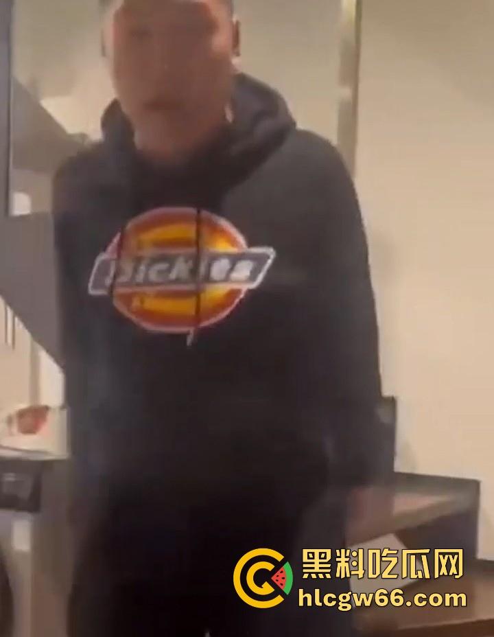 傻逼朋友又少了一个 小伙子马尿喝多了 即兴表演跳楼 丝毫不犹豫一跃而下！-1