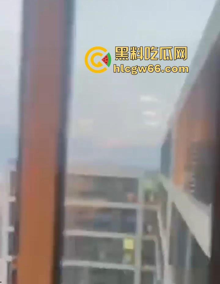 傻逼朋友又少了一个 小伙子马尿喝多了 即兴表演跳楼 丝毫不犹豫一跃而下！-5