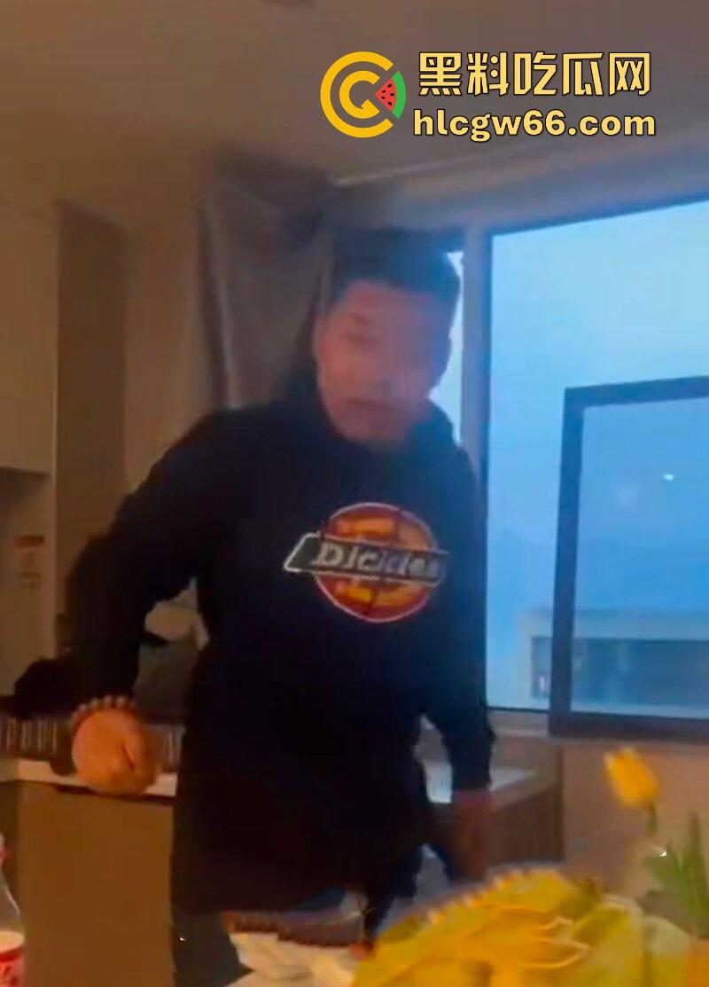 傻逼朋友又少了一个 小伙子马尿喝多了 即兴表演跳楼 丝毫不犹豫一跃而下！-8