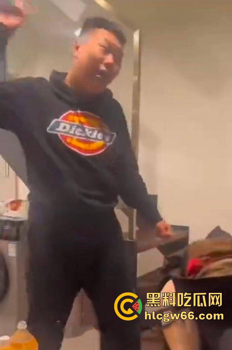 傻逼朋友又少了一个 小伙子马尿喝多了 即兴表演跳楼 丝毫不犹豫一跃而下！-9