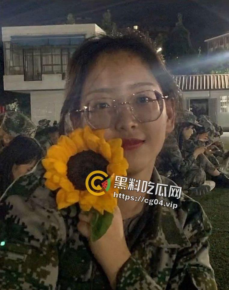 云南民族大学大一新生【赵梦颖】军训后就直接被学长拿下一血 前男友恋爱三年连个二垒都没上 不愧戴眼镜 就是闷骚-2
