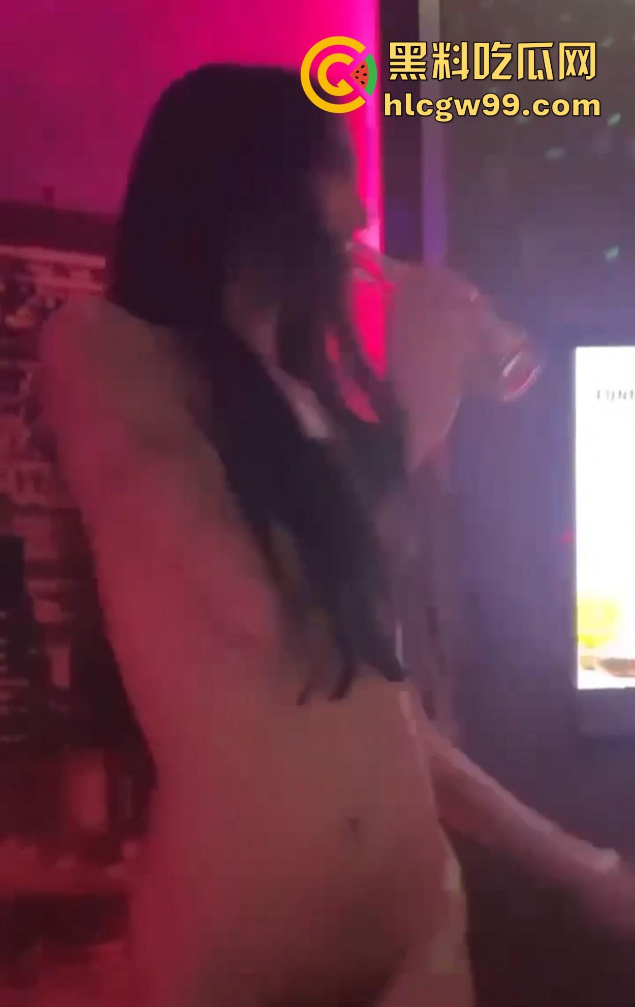 什么地方让你忘掉烦恼？酒不醉人自醉，聊天还能顺便射在大腿上，掏胸给你看还不报警，真是致富的终极动力！-7