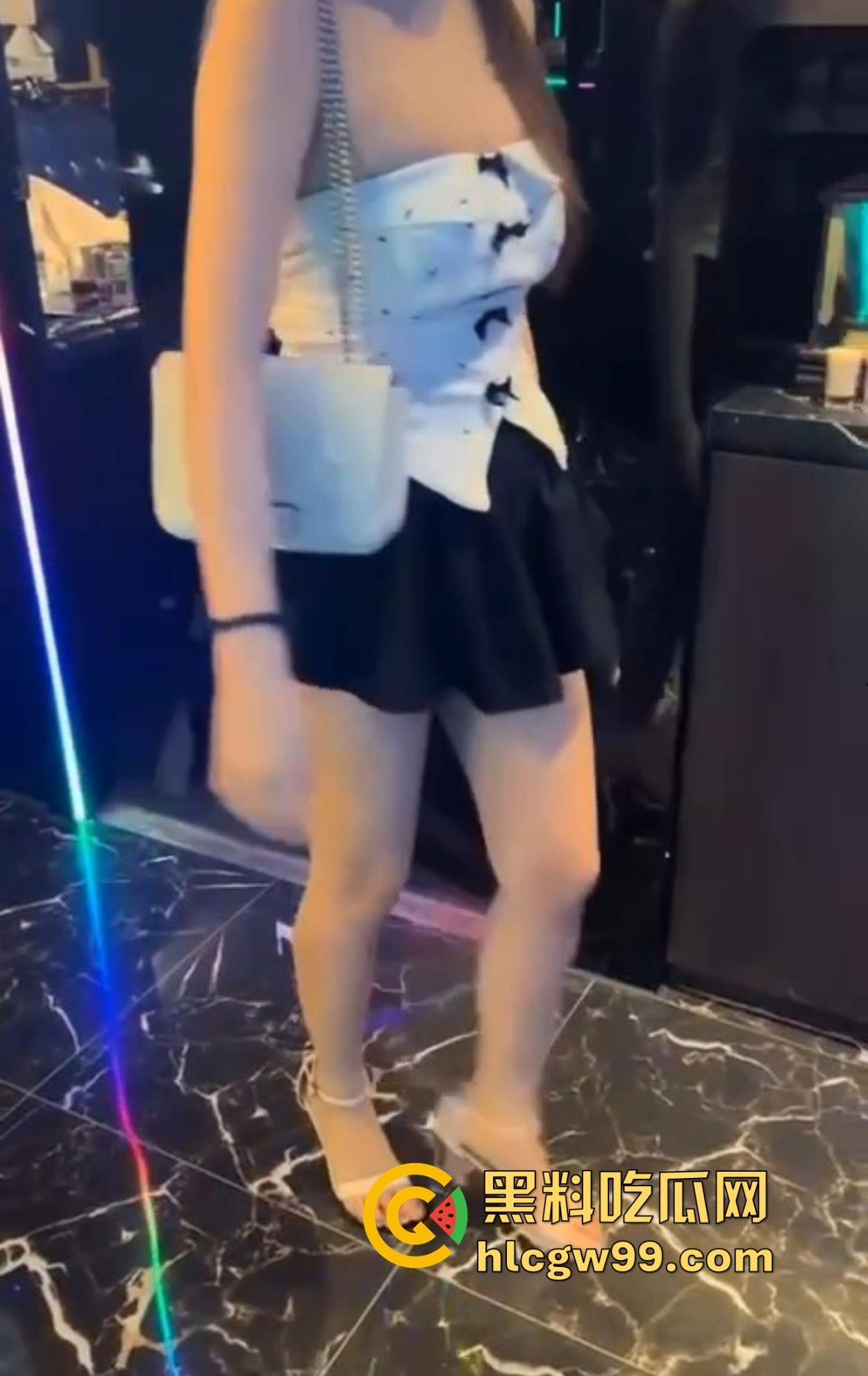 什么地方让你忘掉烦恼？酒不醉人自醉，聊天还能顺便射在大腿上，掏胸给你看还不报警，真是致富的终极动力！-10