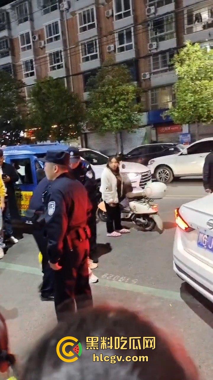 绵阳虎大姐吵架吵到直接抢警察枪！姐这是看电影看上头了？真把自己当女主角了吧！-1