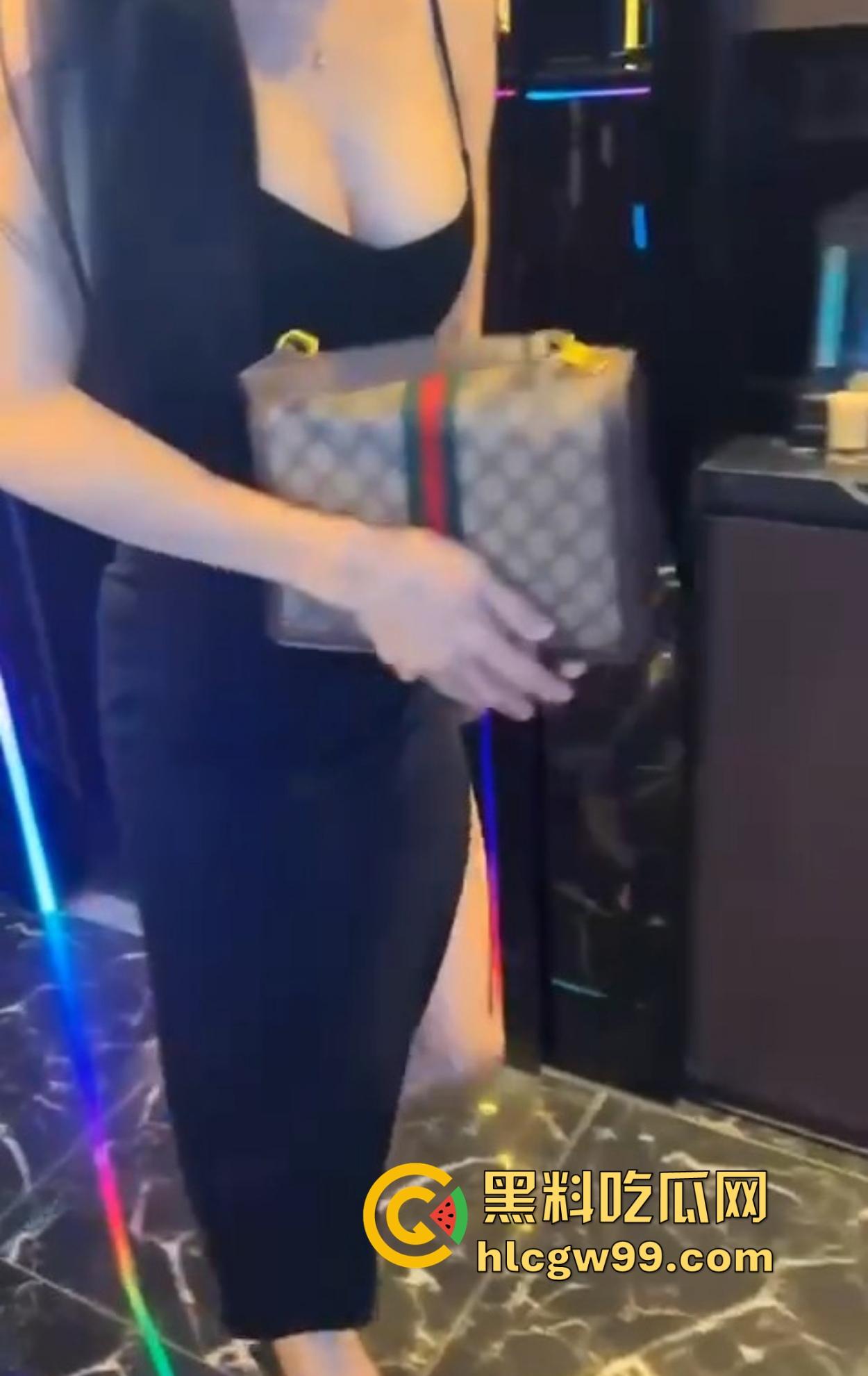 什么地方让你忘掉烦恼？酒不醉人自醉，聊天还能顺便射在大腿上，掏胸给你看还不报警，真是致富的终极动力！-11