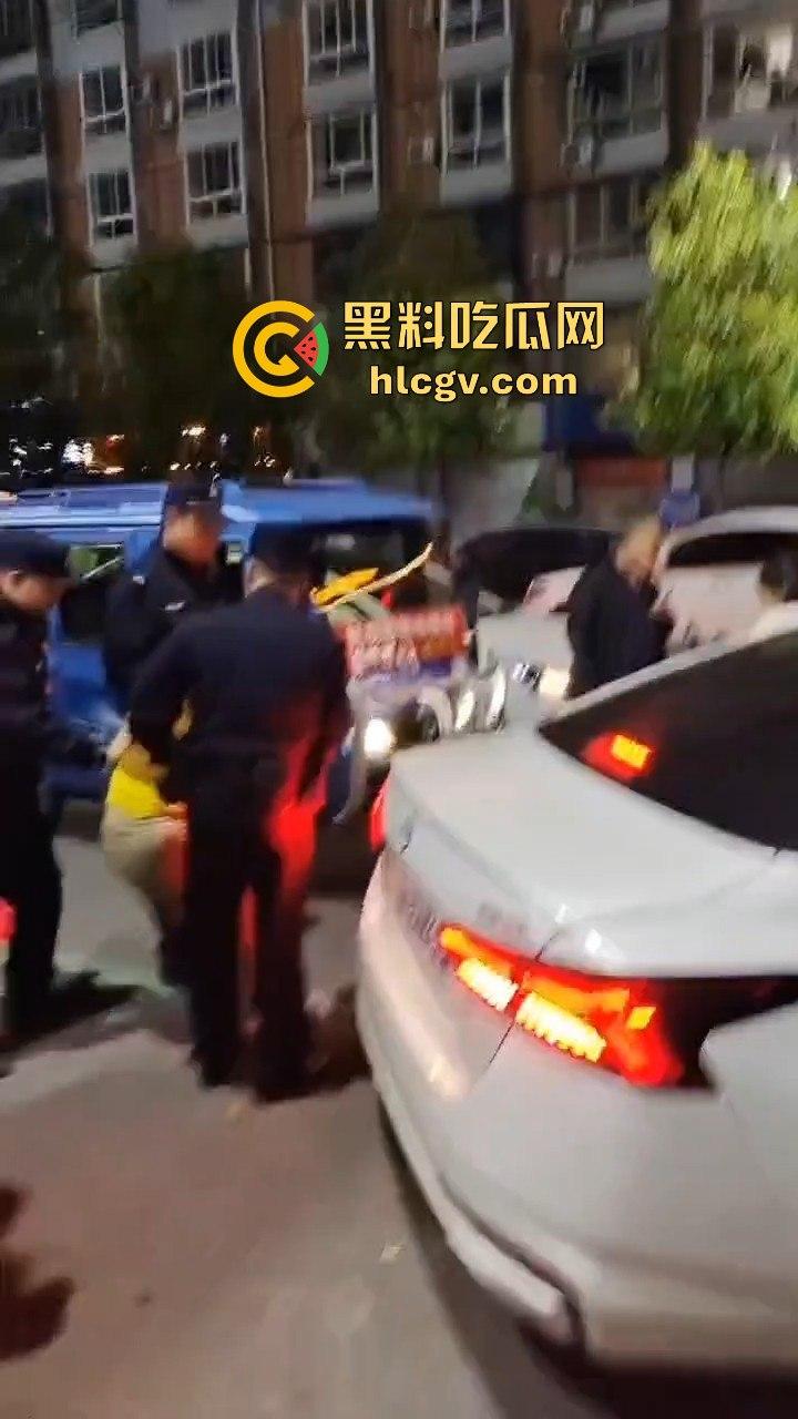 绵阳虎大姐吵架吵到直接抢警察枪！姐这是看电影看上头了？真把自己当女主角了吧！-9