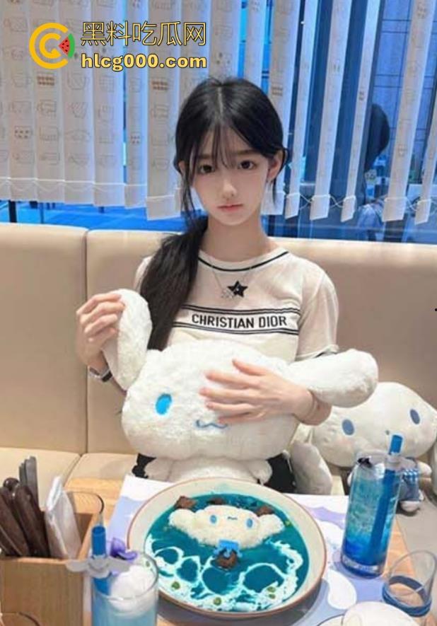 海角乱伦， 和萝莉亲妹妹性福的暑假生活，天天在家猛插狂操，无套操白虎嫩穴内射骚逼！-2