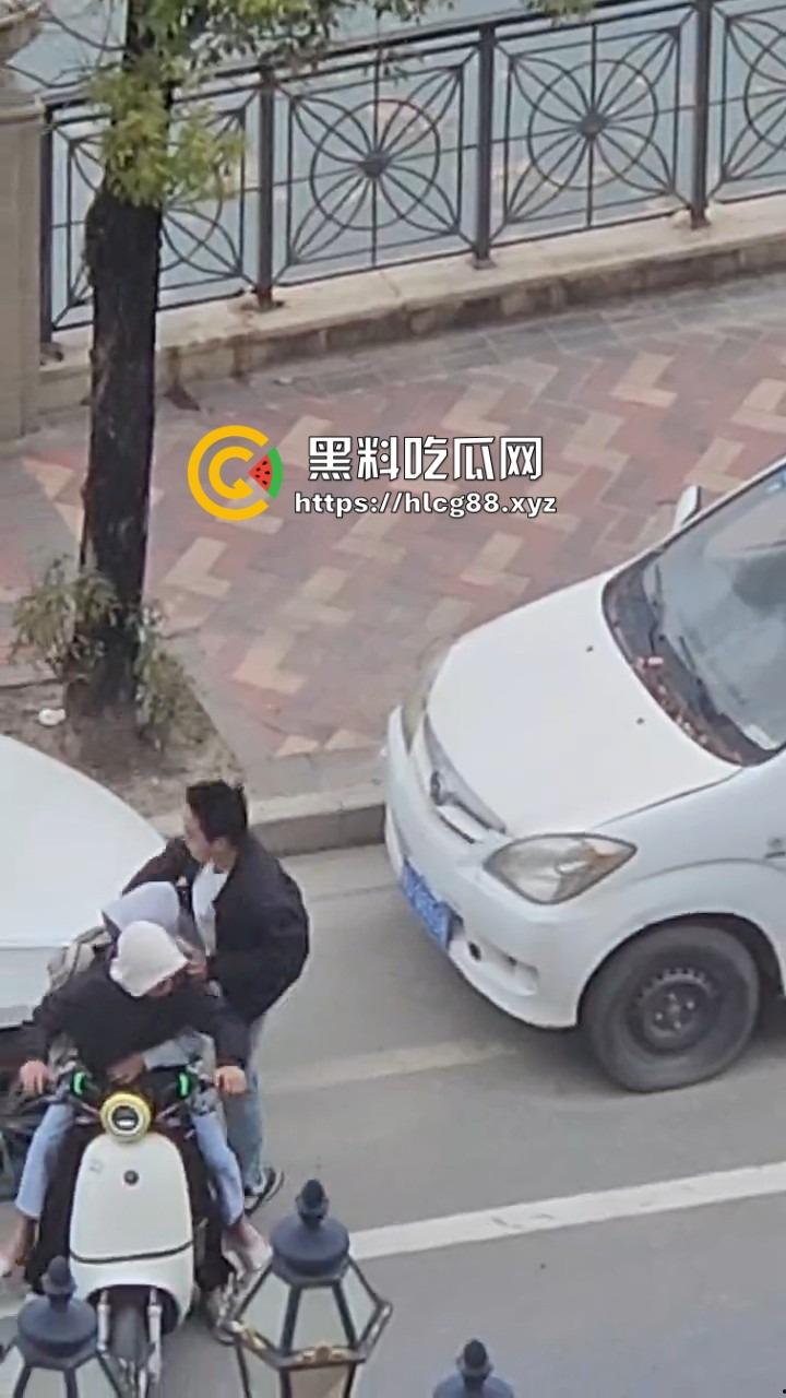 河南偷车小分队大白天开抢，一人爆车门硬撬，两傻逼骑小电驴望风，天网监控算个屁！-9