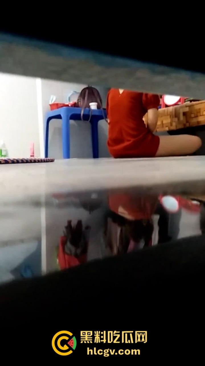 合租遇到性瘾学生妹 一天自慰五六回  床底真实偷拍妹子抠逼现场：看都看了，还不上来？-4