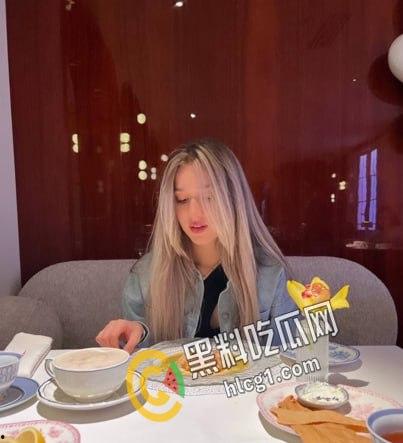 洋妞也爱反差 深圳大学的国外留学生 米娜 与异地恋男友的大尺度全裸私拍视频 泄密流出-1