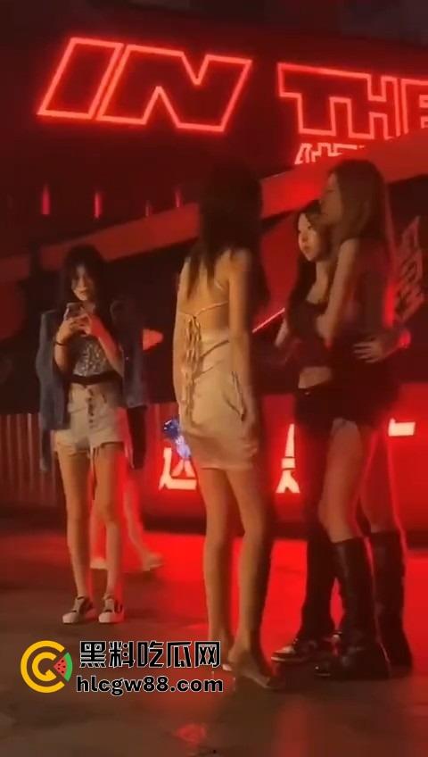 广东精神小妹街头火拼！齐逼小短裙说干就干，现场头发乱飞，裙子一抬春光乍泄，围观小伙猛抽烟围观！-3