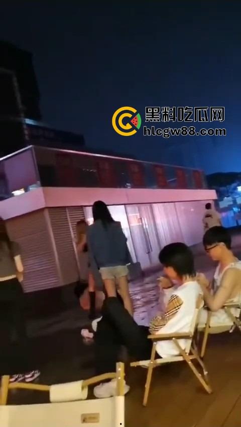 广东精神小妹街头火拼！齐逼小短裙说干就干，现场头发乱飞，裙子一抬春光乍泄，围观小伙猛抽烟围观！-8