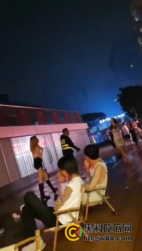 广东精神小妹街头火拼！齐逼小短裙说干就干，现场头发乱飞，裙子一抬春光乍泄，围观小伙猛抽烟围观！-10