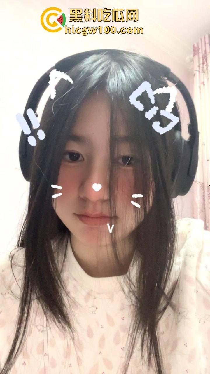 湖南服装学院大一反差学生【刘妍妍】在家大胆下海黄播自慰，全程卖骚挑逗勾引金主。-1