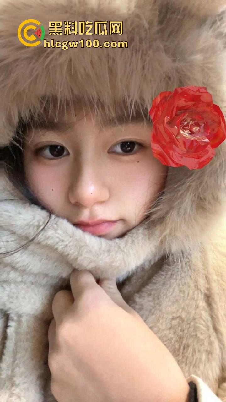 湖南服装学院大一反差学生【刘妍妍】在家大胆下海黄播自慰，全程卖骚挑逗勾引金主。-2