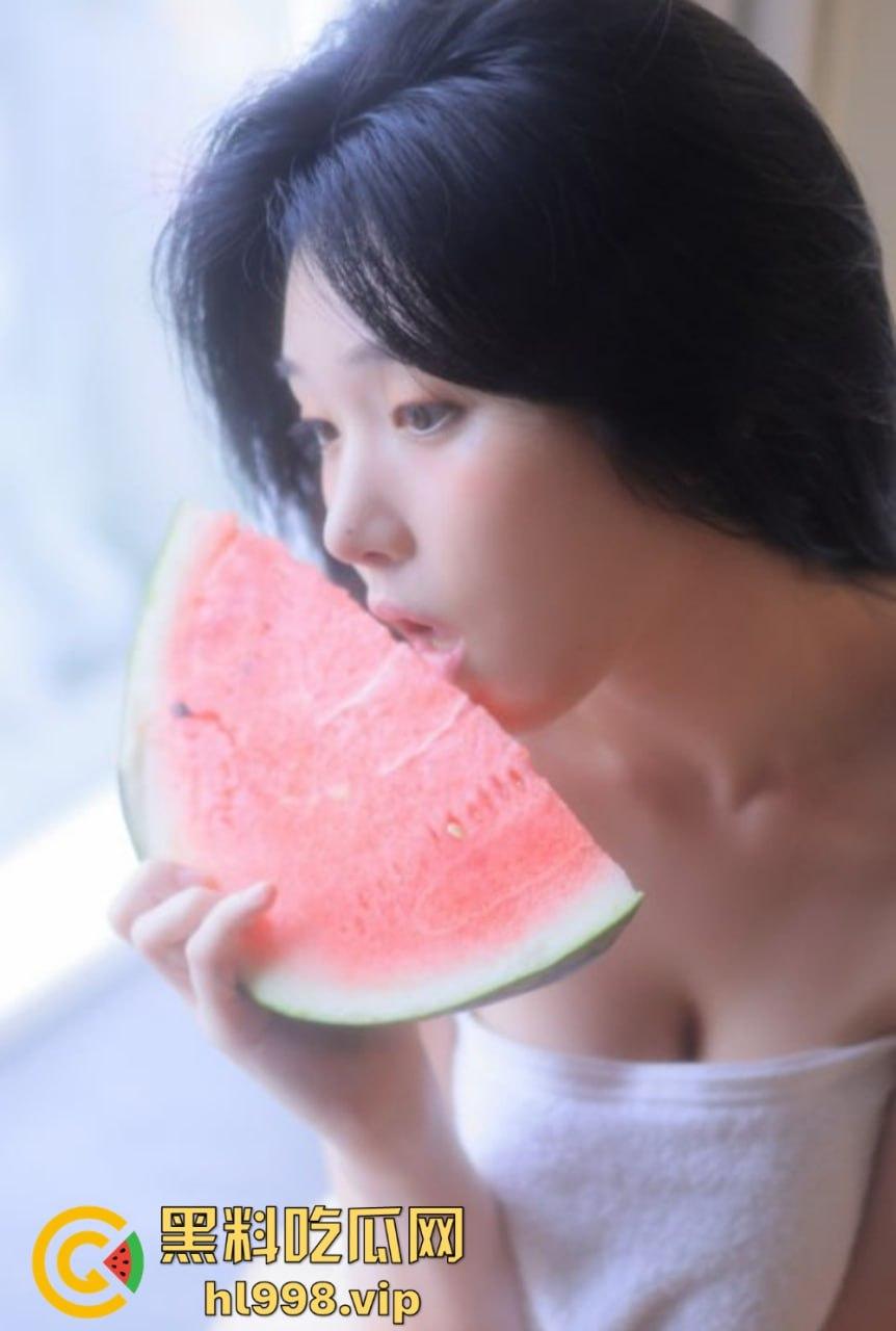 韩国爆乳妹【妍雨】惊艳亮相！西瓜配西瓜奶，胸大得美如画，纯天然还是科技产物？-11