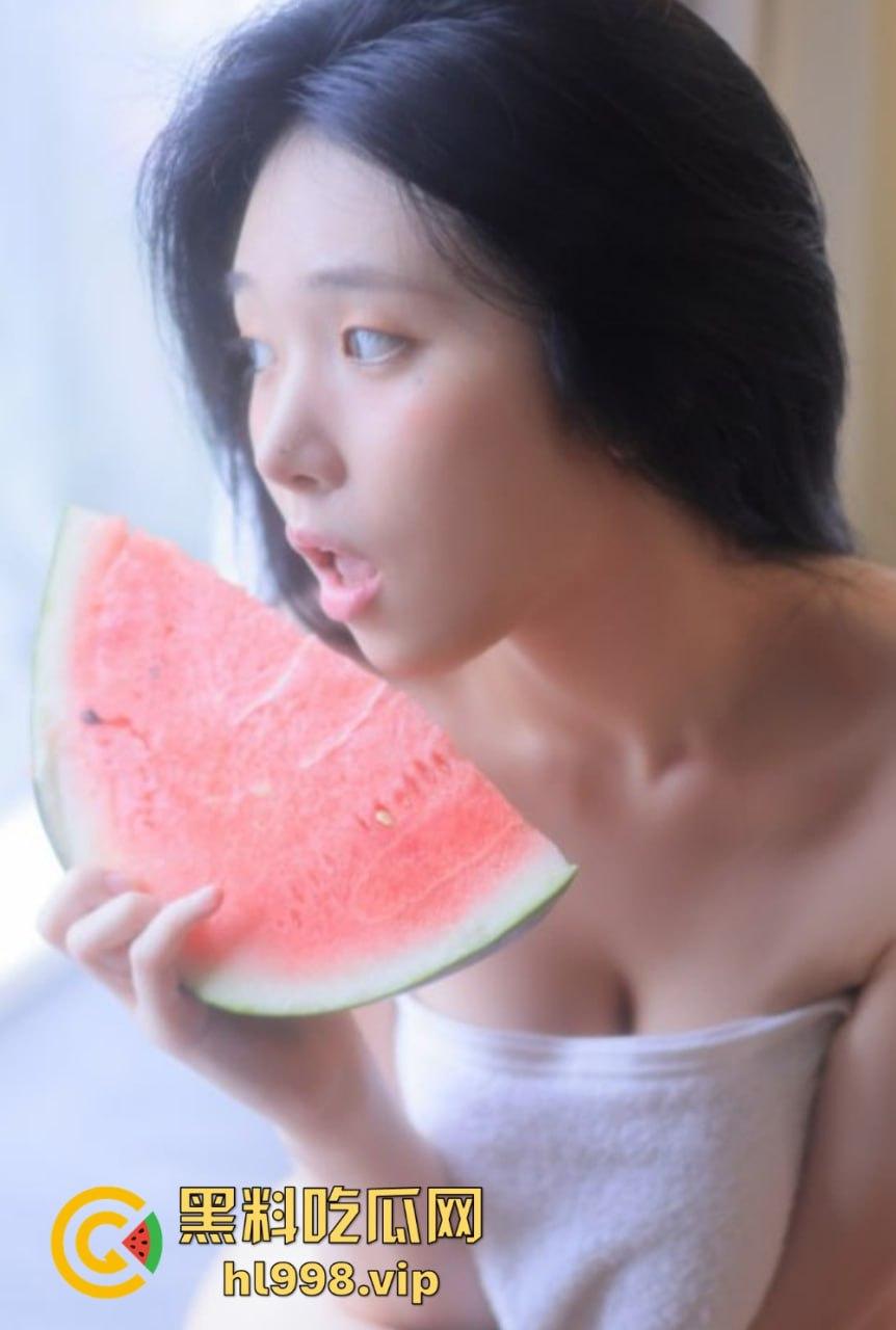 韩国爆乳妹【妍雨】惊艳亮相！西瓜配西瓜奶，胸大得美如画，纯天然还是科技产物？-16