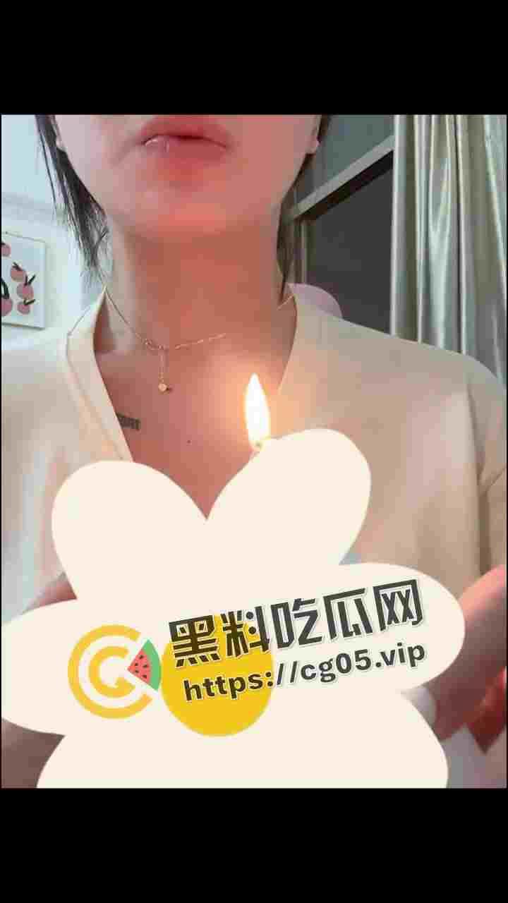 抖音女主播PK失败后自虐 滴蜡在胸上 生吃点燃的香 皮筋弹手臂 多少有点受虐癖 老夫怀疑你就是好这口才输的-8