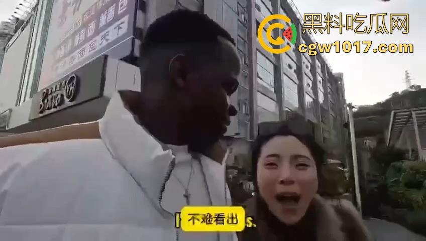 非洲黑猩猩挑战来中国相亲，没彩礼没样貌纯靠大屌跟黑皮肤加持，万万没想到啊，真有骚逼马桶排队送温暖啊！-6