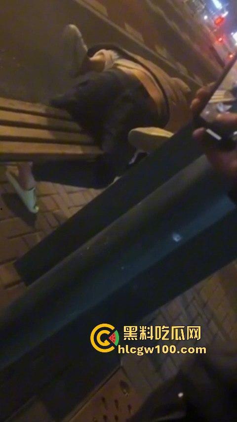 常州大学城公交车站情侣饥渴难耐当街啪啪，各种姿势变换无视路人视频内容劲爆全网疯传！！-3