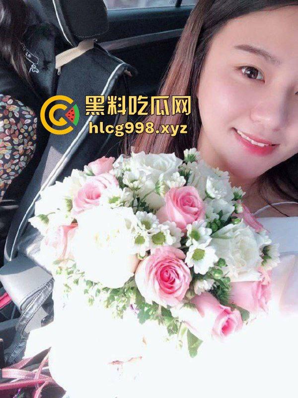 山东临沂罗庄的熟人妻李秀平，跟闺蜜酒店开房狂欢，粉鲍黑逼撅着翘，吃鸡巴像吸牛奶！-2