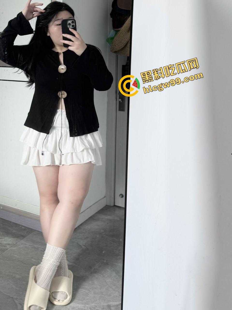 广东惠州虎式坦克肥逼女【张霞】淫妻喜欢刺激曝光，边操边打电话各种猛插肥逼中出！独家曝光流出！-1