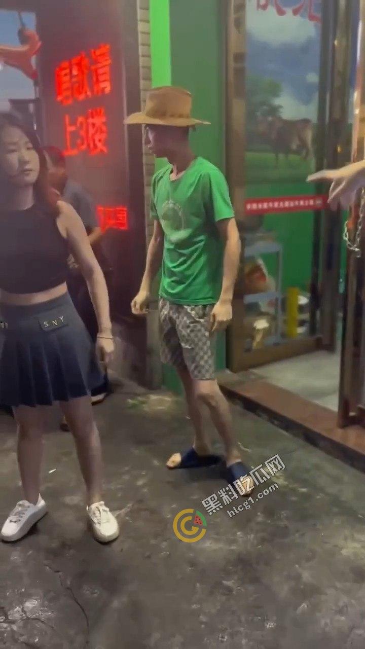 夜市吃宵夜竟引爆街头暴力！大爷挥菜刀怒斗，口角演变肢体冲突，市民目睹惊骇！-1