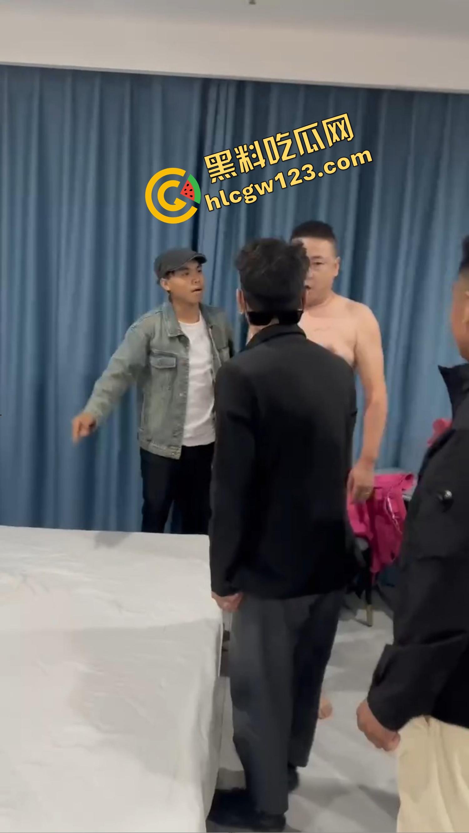 捉奸不敢动手？绿帽男带兄弟给奸夫站岗，穿红裤衩睡人女友，野男人奸气冲天娼光万丈！-11