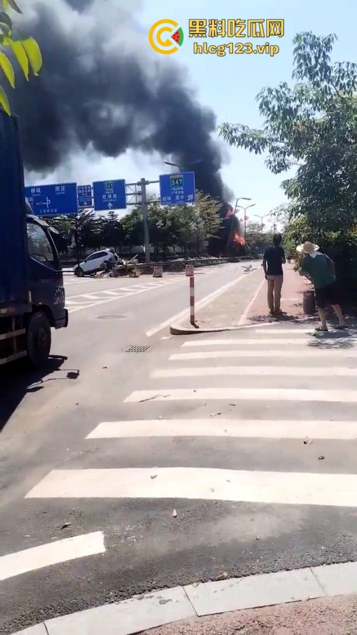 马路是我家！佛山南海小车实线变道 追尾撞上小车油箱爆炸 很惨烈！-5