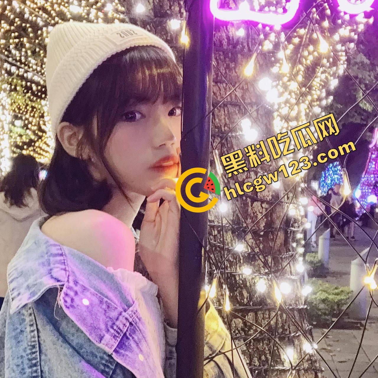 爸妈还在客厅看电视，弟弟偷偷溜进姐姐闺房强上亲姐，操的姐姐忍不住大叫...竟差点被爸妈发现！-2