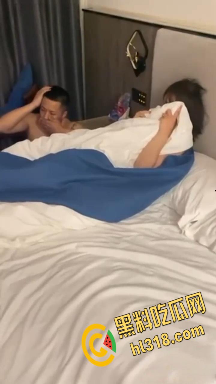 狗男女酒店偷情，被破门而入捉奸在床，一直护着头被打趴在地上，兄弟以后还敢玩人家老婆吗？-1