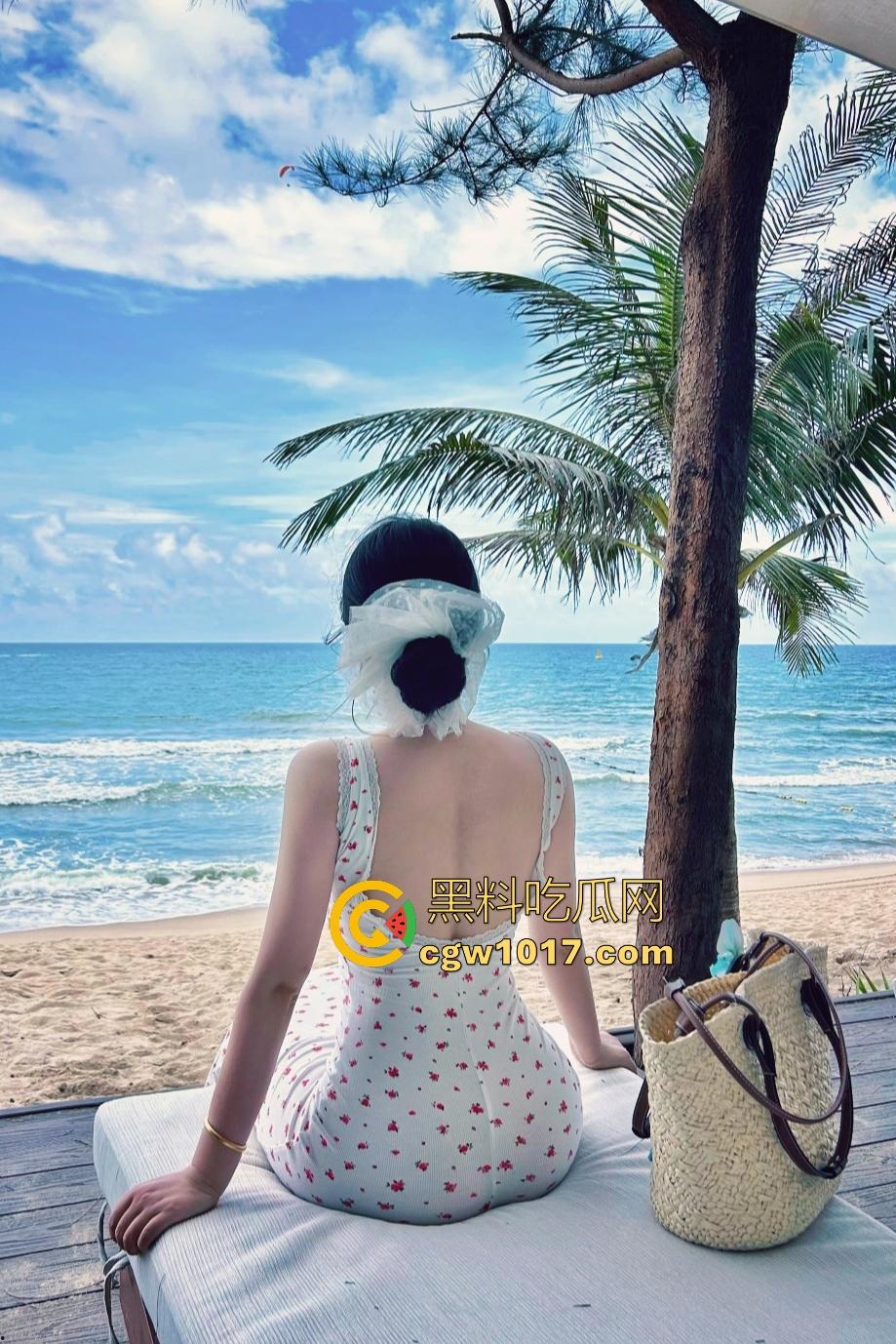 天津南开中学【王雨菲】，白皙粉嫩的乳头加上蓝瞳妆容，手握鸡巴扇奶子，口爆满嘴精液太多盛不住！-5