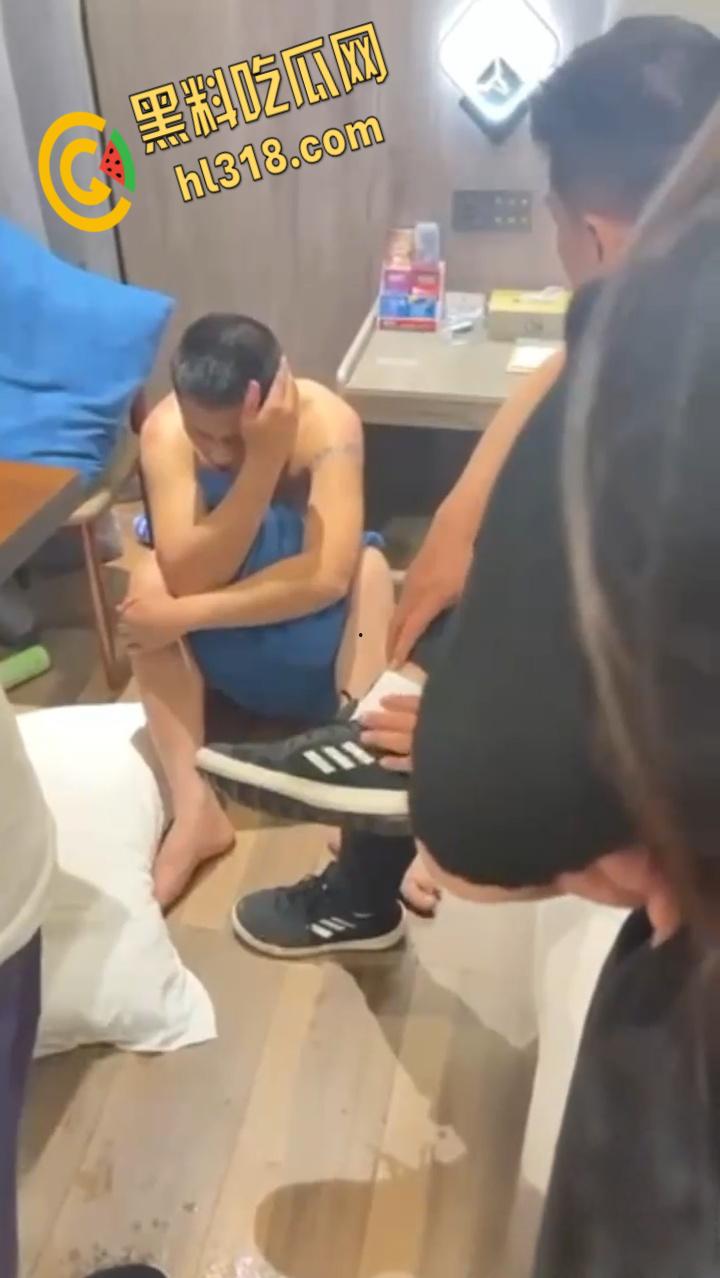 狗男女酒店偷情，被破门而入捉奸在床，一直护着头被打趴在地上，兄弟以后还敢玩人家老婆吗？-5