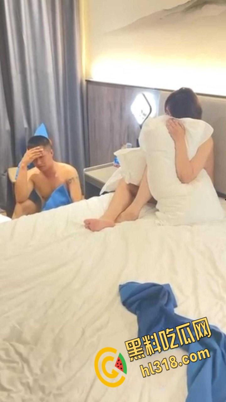 狗男女酒店偷情，被破门而入捉奸在床，一直护着头被打趴在地上，兄弟以后还敢玩人家老婆吗？-7