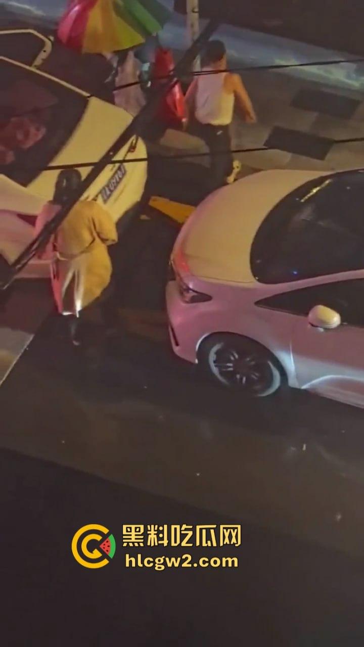 看笑了！辽宁沈阳彪悍女子当街暴打出轨渣男 分分钟KO 拿下 跟拎小鸡一样简单！-6