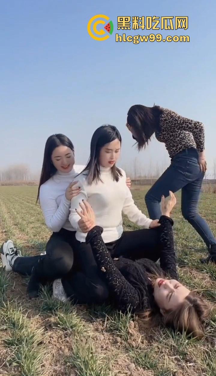 河南新蔡县陈店村的少妇绝了，大长腿性感身材，这娘们太会玩，农村生活比城里还刺激，选谁都香爆了！-8