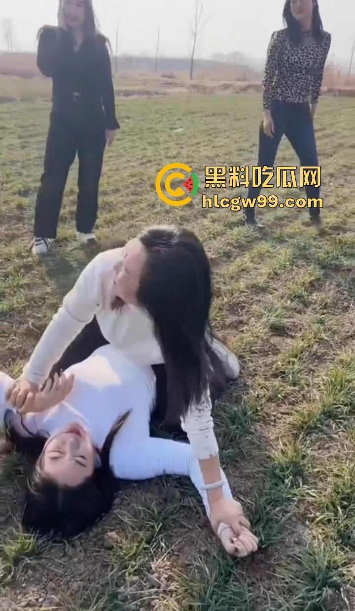 河南新蔡县陈店村的少妇绝了，大长腿性感身材，这娘们太会玩，农村生活比城里还刺激，选谁都香爆了！-10