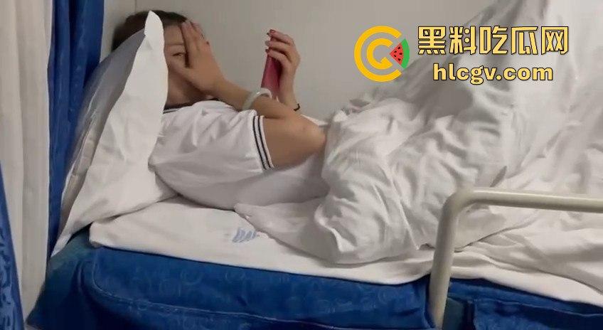 瓜友投稿火车车厢成爱巢！与大三学姐旅途中擦枪走火，触景生情车厢内缠绵难忘，如今只剩回味！-10