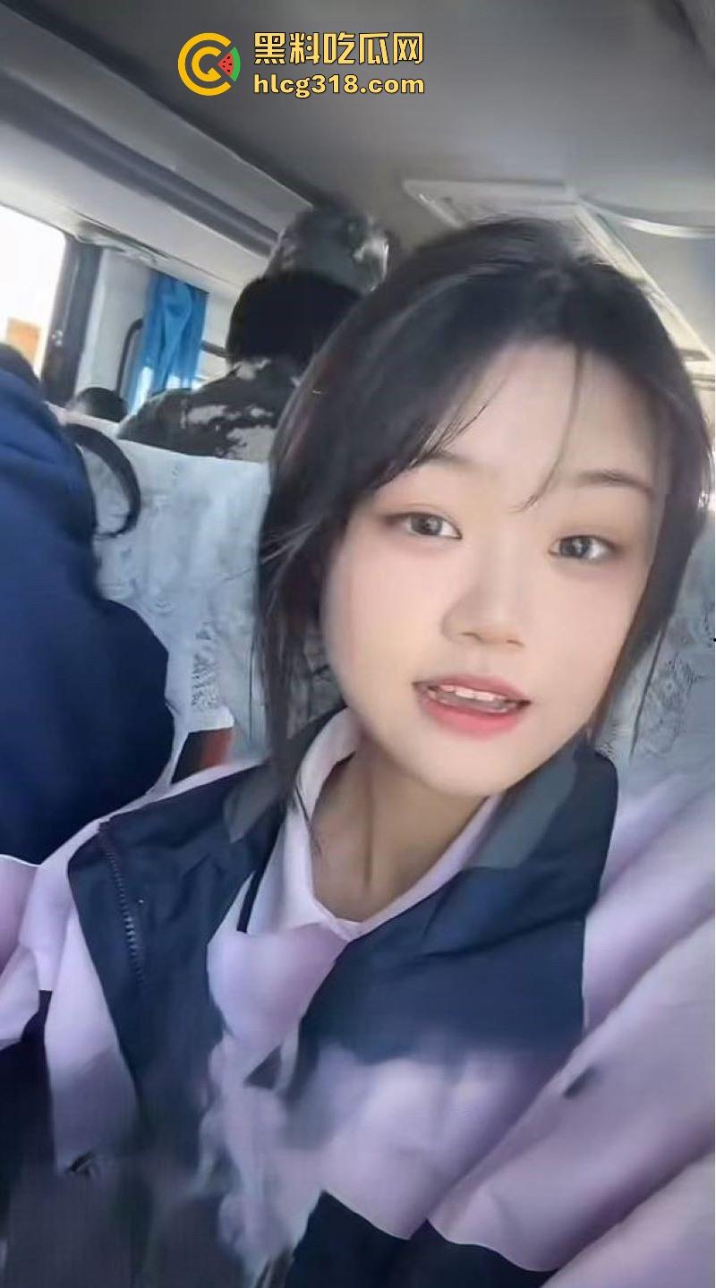 哈尔滨工业大学【张倩倩】极品反差1V1情趣装自慰，风骚嫩逼挑逗镜头，淫水四溢 ！-1