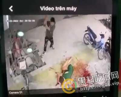 越南第一狠人!前男友怒砍现任狗男女 人狠刀快 血直接喷的满地都是 现场血腥画面曝光-2