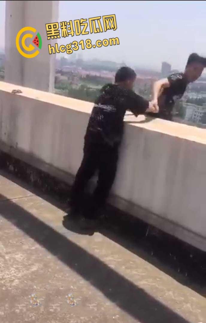 天台刺激拍照翻车，装逼坠楼，推人入狱，判个死刑还是判个无期呢？-5