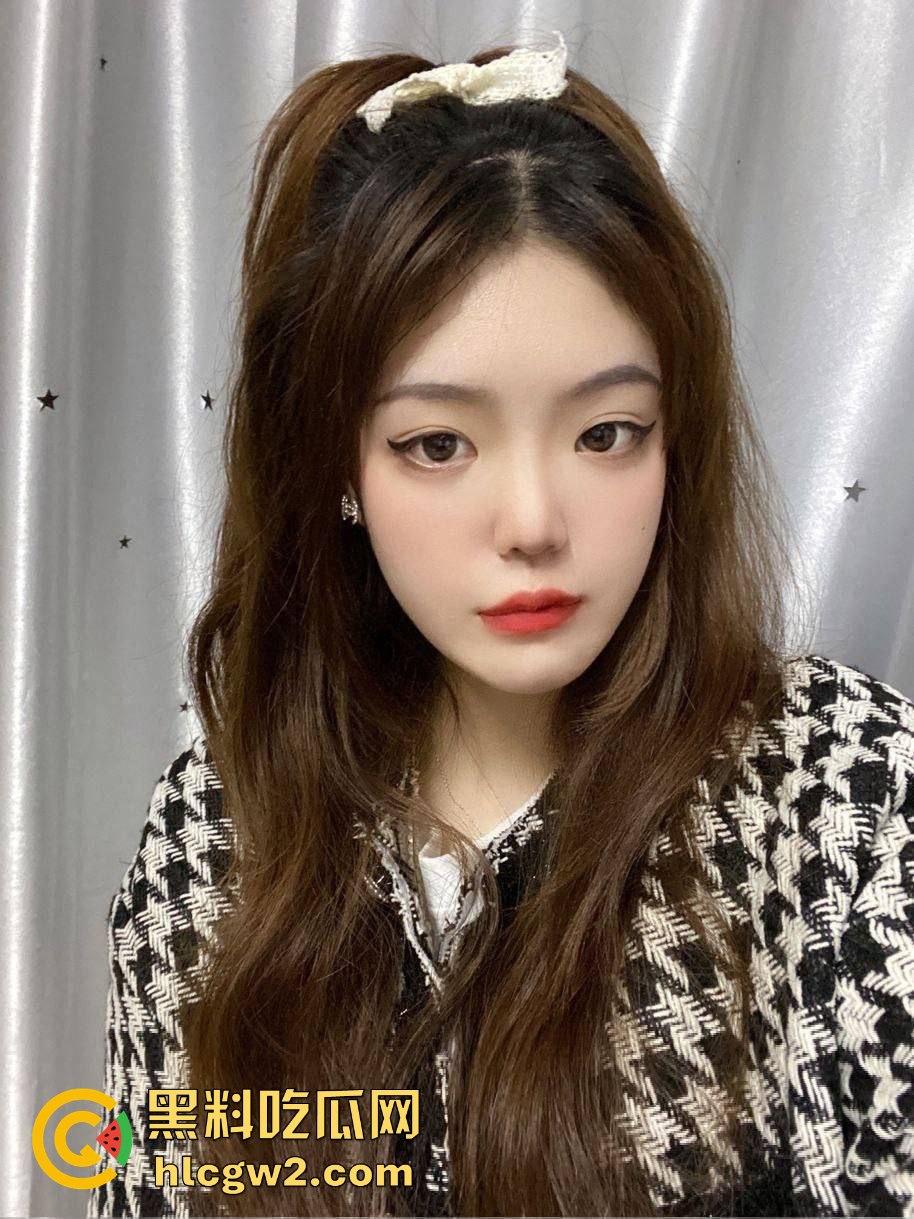 安徽骚气小妖精『唐悦心』 毛衣配肥臀腿又细又长，撅着出水得粉嫩鲍  肥臀一撅坐脸杀，男友直接沦陷！-1