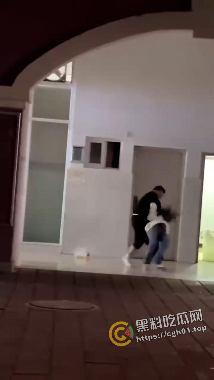 外事大学男生因为女朋友不给看手机 打完架就跳楼自杀  头上绿就绿了  何必呢-5