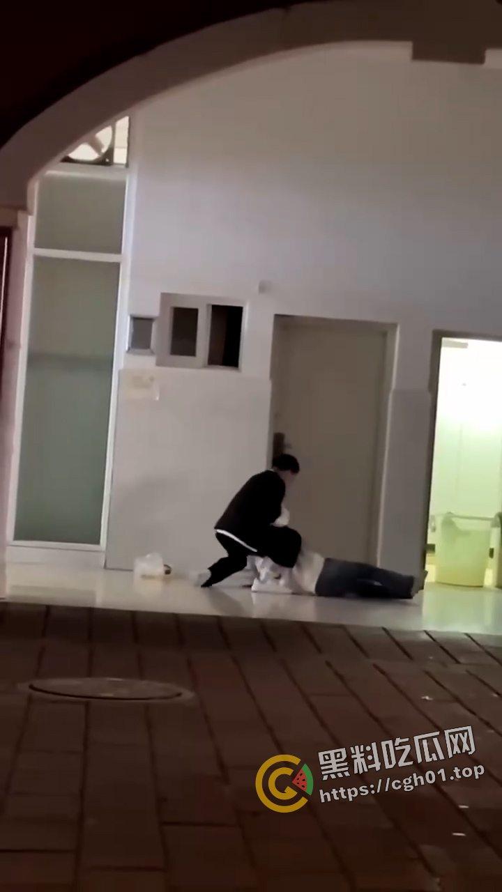 外事大学男生因为女朋友不给看手机 打完架就跳楼自杀  头上绿就绿了  何必呢-6