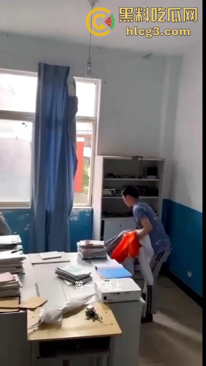 云南昆明某高校信息两学生办公室锁门打炮！窗帘当床单，教导主任敲门瞬间激情场面大曝光！-3