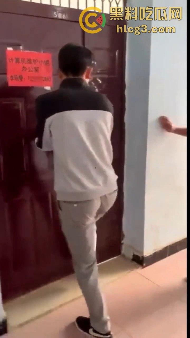 云南昆明某高校信息两学生办公室锁门打炮！窗帘当床单，教导主任敲门瞬间激情场面大曝光！-7